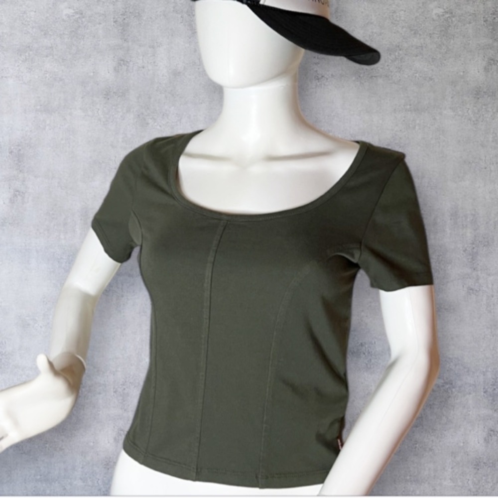 Levi’s Womens Tee Cropped Short Sleeve / Size S / NWT
